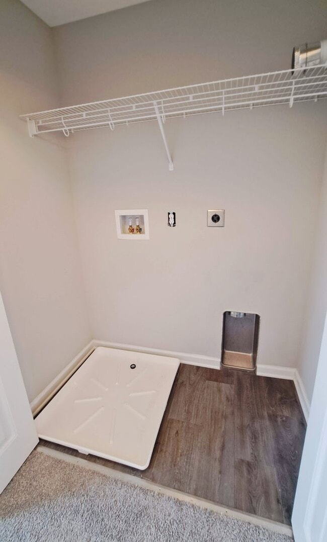 Building Photo - 3 Bed / 2-1/2 Bath Single Family Townhome w/1-Car Garage