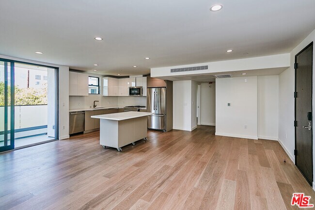 Building Photo - 328 N Maple Dr