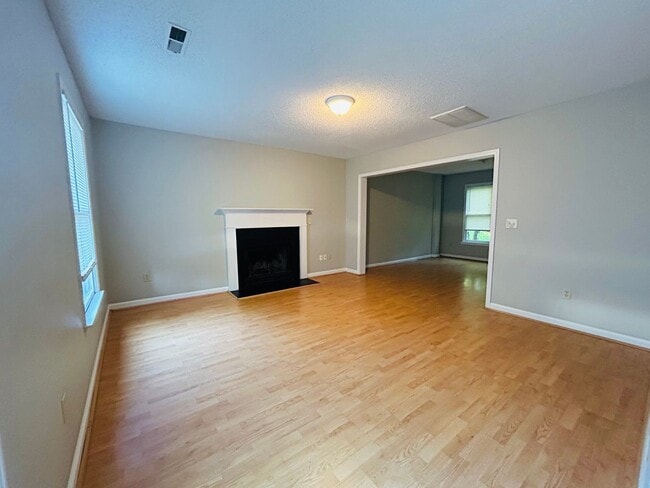Building Photo - Lovely 3 bedroom, 2.5 bathroom 2-story hom...