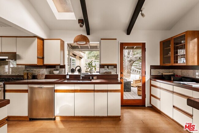 Building Photo - 20500 Paradise Ln