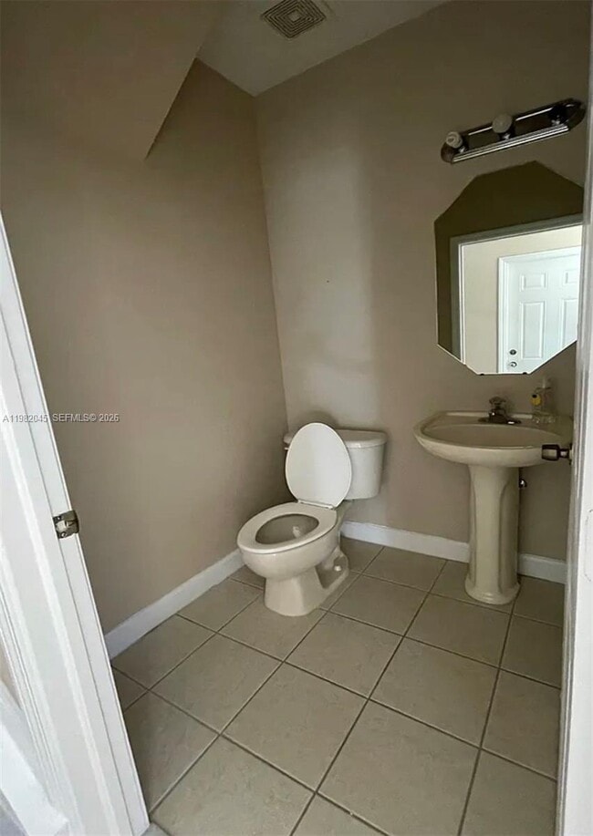 Building Photo - 390 NE 35th Ave