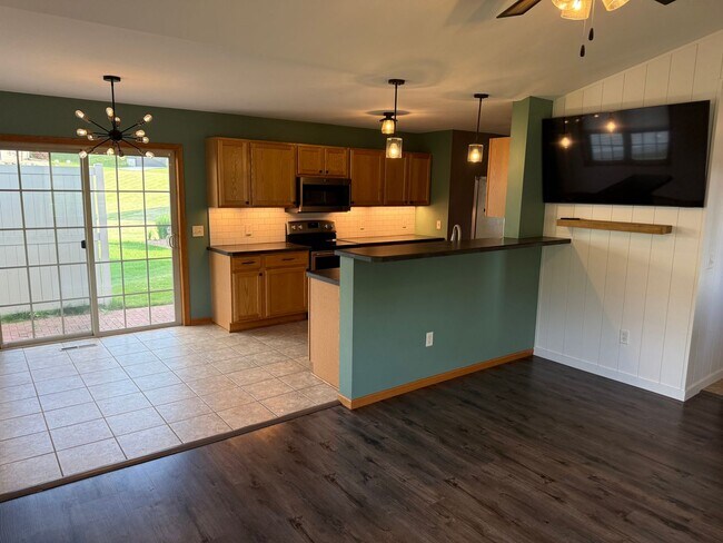Building Photo - Remodeled 3BR 3BA Duplex in Black Earth –  $2800 month