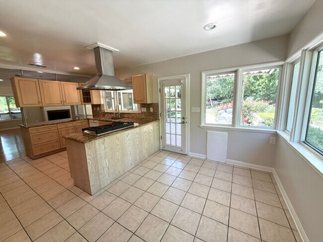 Building Photo - La Cañada Schools-  Family Home - Natural Hardwood, 2 car attached garage, Central A/C, New Appli...