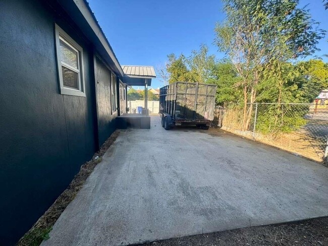 Building Photo - 915 Rosario St