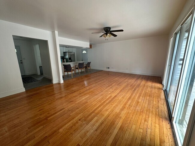 Building Photo - NEWLY Remodeled! 5-Bed Home * Next to Park...