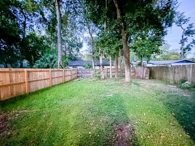 Building Photo - Spacious 2/1 in Sugarfoot Area - Fenced in...