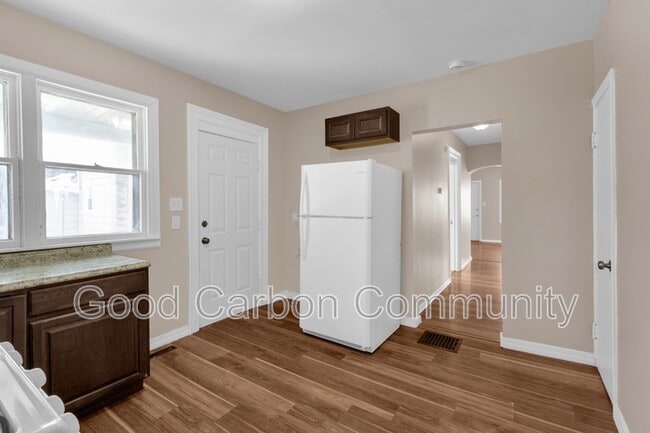 Building Photo - 101 Miller St