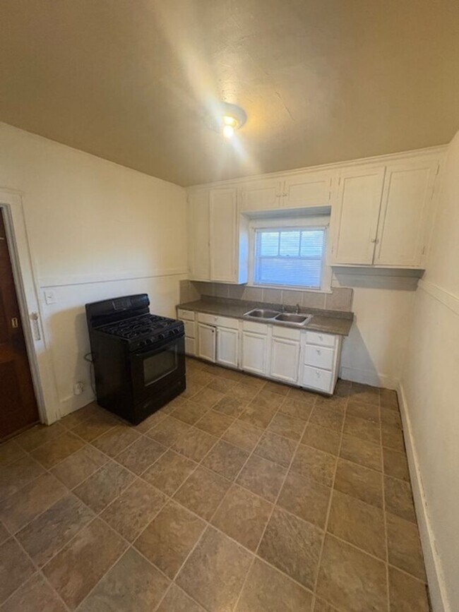 Building Photo - 1208 NE Jefferson Ave