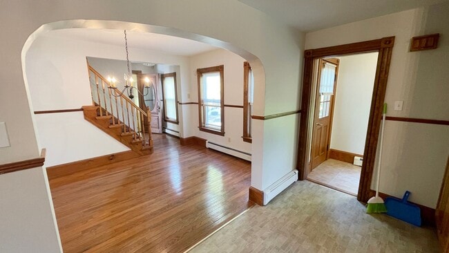 Building Photo - Gorgeous 3BR 1 Bathroom in Leominster