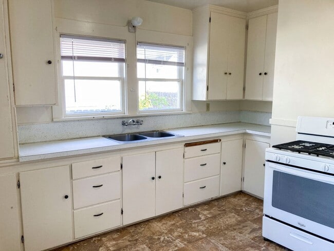 Building Photo - Pet-friendly home with a detached garage!