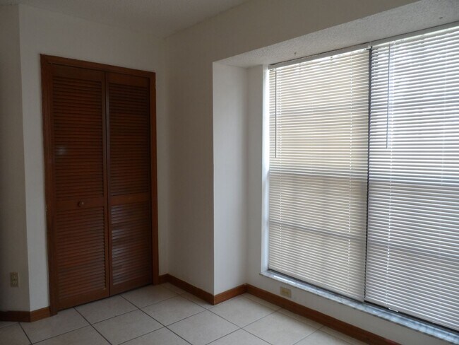 Building Photo - AVAILABLE NOW 3 BEDROOM 2 BATH 2 CAR GARAGE. CONTACT KAREN GUARDINO, REALTOR 386-747-9295