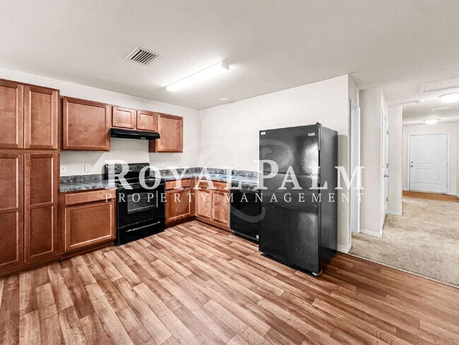 Building Photo - 4BR/2BA Duplex Living in Vistanna Villas + Washer & Dryer! — Space, Style, and Laundry Convenienc...