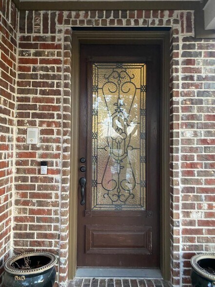 Front entrance - 434 Needham Dr