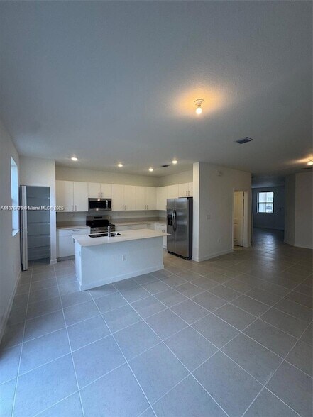 Building Photo - 2516 SE 27th Dr