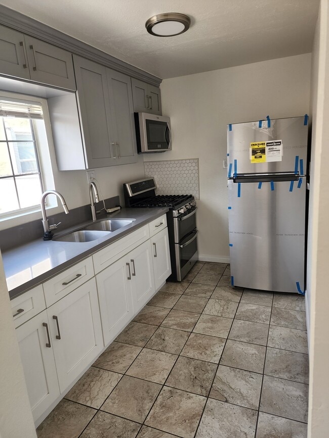 Building Photo - 2134 S Cloverdale Ave