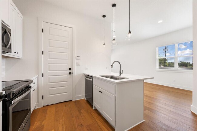 Building Photo - 308 E 20th St