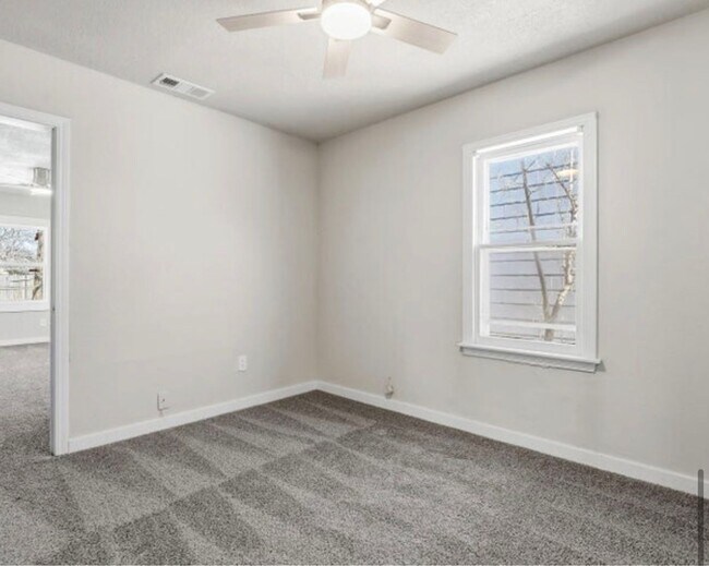 Building Photo - Now accepting Section 8 for 3 bed 1 bath near Wheelock Park