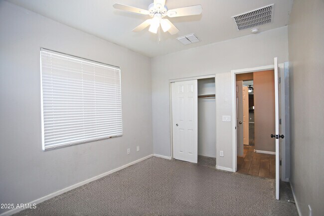 Building Photo - 1709 Grenadine Rd