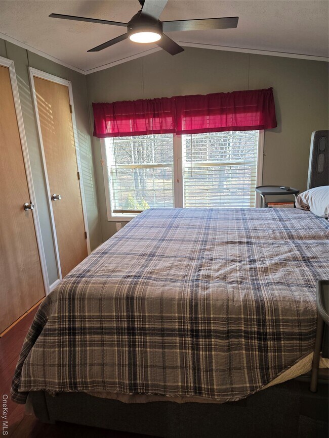 Building Photo - 8 Greenrose Dr