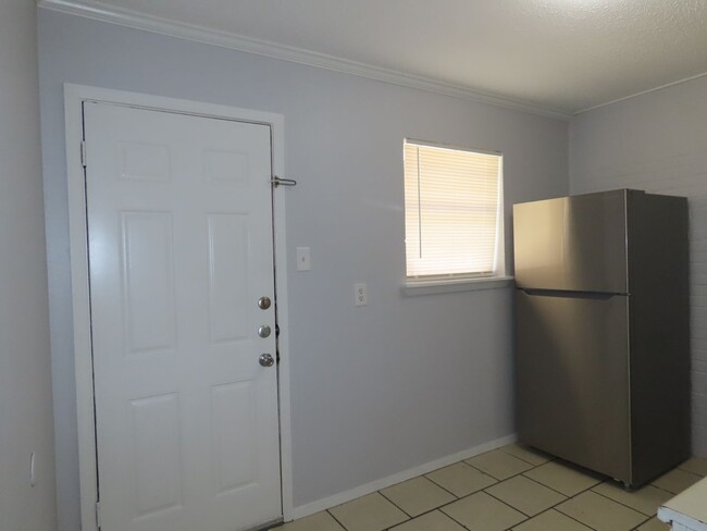 Building Photo - Cozy Two Bedroom One Bathroom Apartment, T...