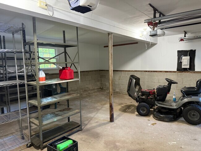 Building Photo - 19 Greenwood Ln