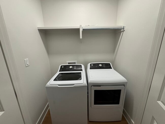 Building Photo - Newer 3 bedroom 2.5 bathroom townhome in H...