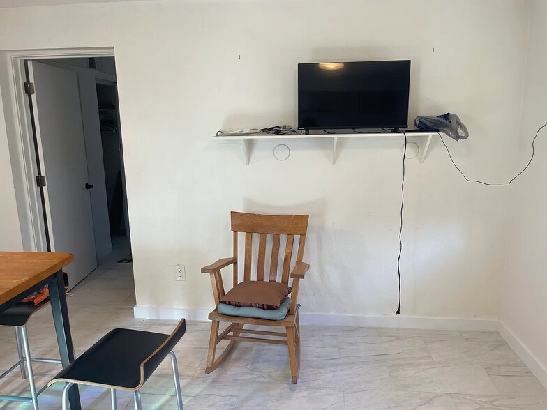 Building Photo - 902 E Prince Rd