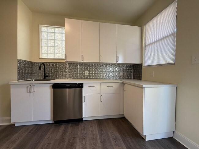 Building Photo - Updated 3BR 1.5 bath house with office/ of...