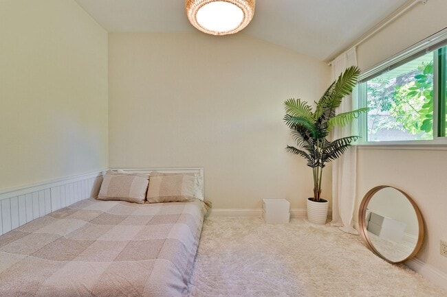 Building Photo - ADU One Bedroom Unit Available with Privat...