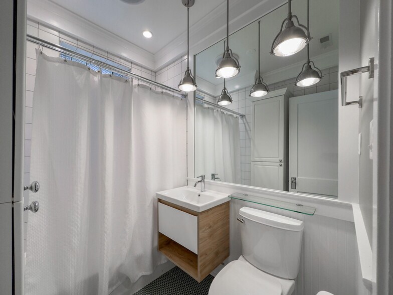 Building Photo - 1918 W Berenice Ave