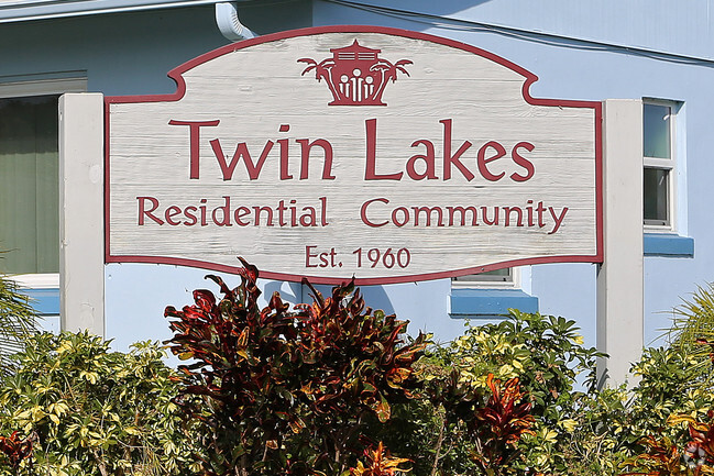 Building Photo - Twin Lakes