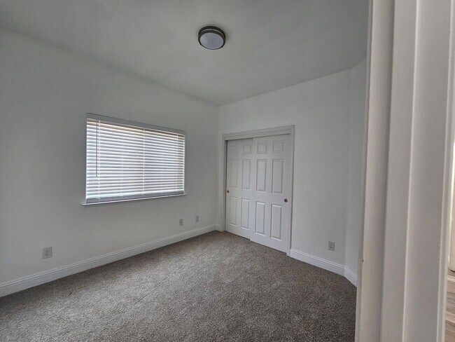 Building Photo - 4 Bedroom 2 Bath