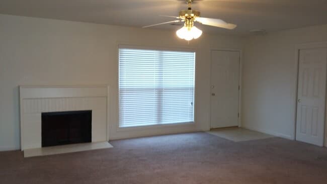 Building Photo - Recently updated home with modern amenitie...