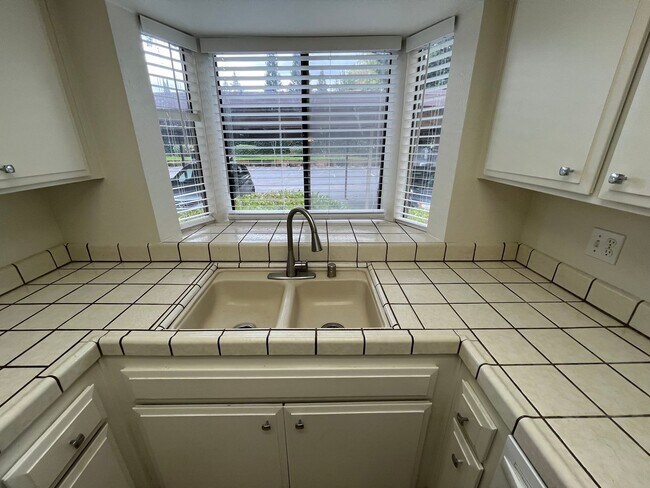 Building Photo - 2BR|2BA|994SF| - Ground Floor Condo, Nice ...