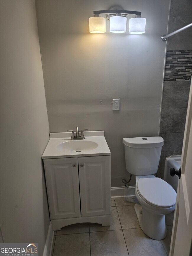 Building Photo - 4201 Lindsey Dr