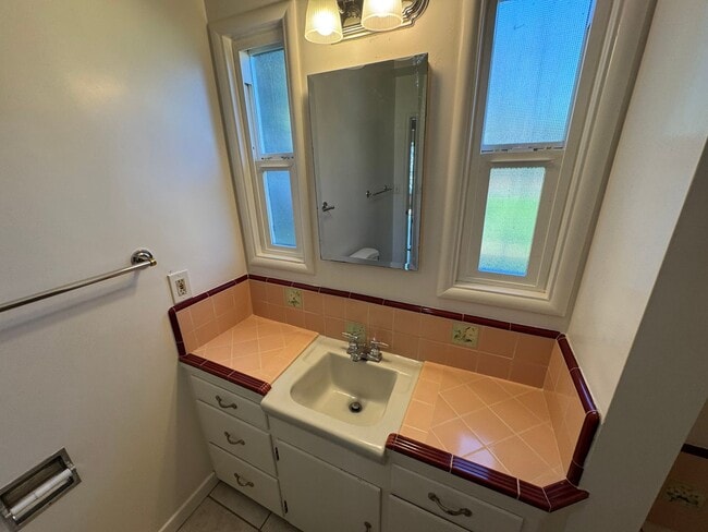 Building Photo - 1201 W Elm St