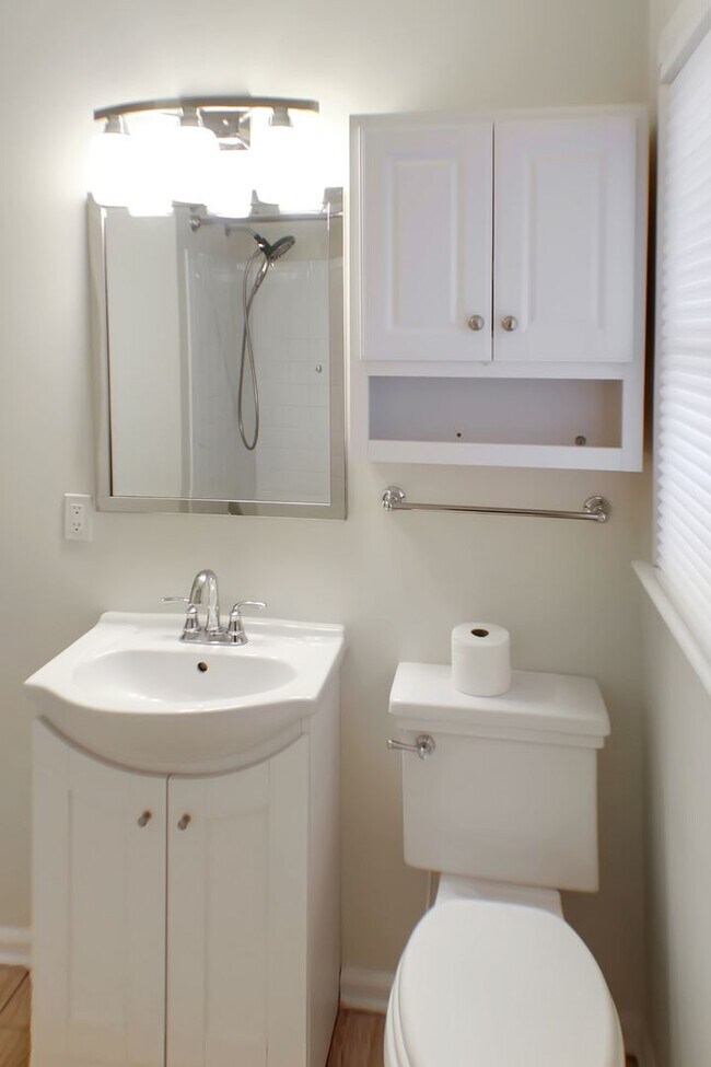 Building Photo - 4 Bedroom on 1 acre