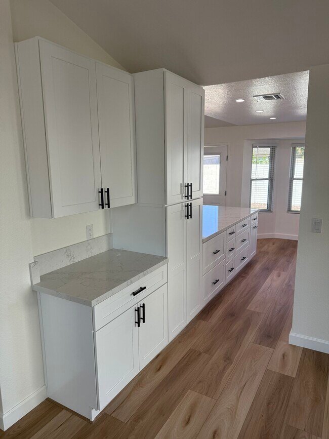 Building Photo - 3624 W Elgin St