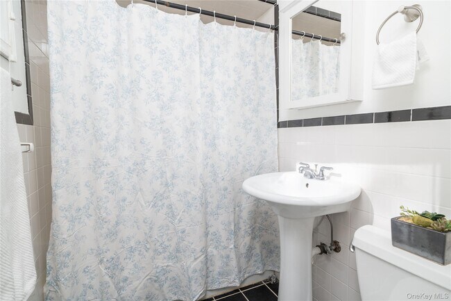 Building Photo - 1099 US-9W