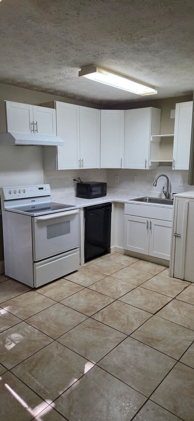 Building Photo - Two Bedroom Home, Recently Renovated