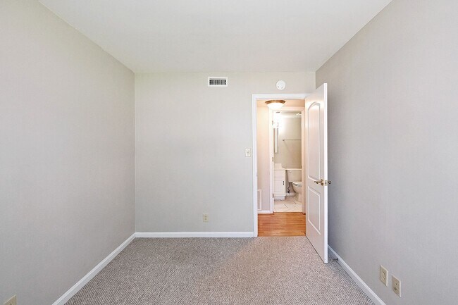 Building Photo - 1223 Villa Ln