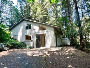 Building Photo - Relaxed 2-Bed, 1.5-Bath Home in a Quiet Gig Harbor Spot
