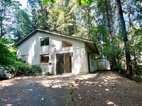 Building Photo - Relaxed 2-Bed, 1.5-Bath Home in a Quiet Gig Harbor Spot