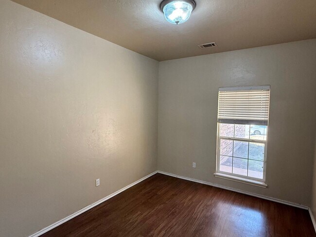 Building Photo - Great 3 Bed 2 Bath With Study In Edmond