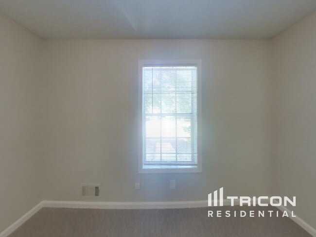Building Photo - 1025 Brenton Dr NW