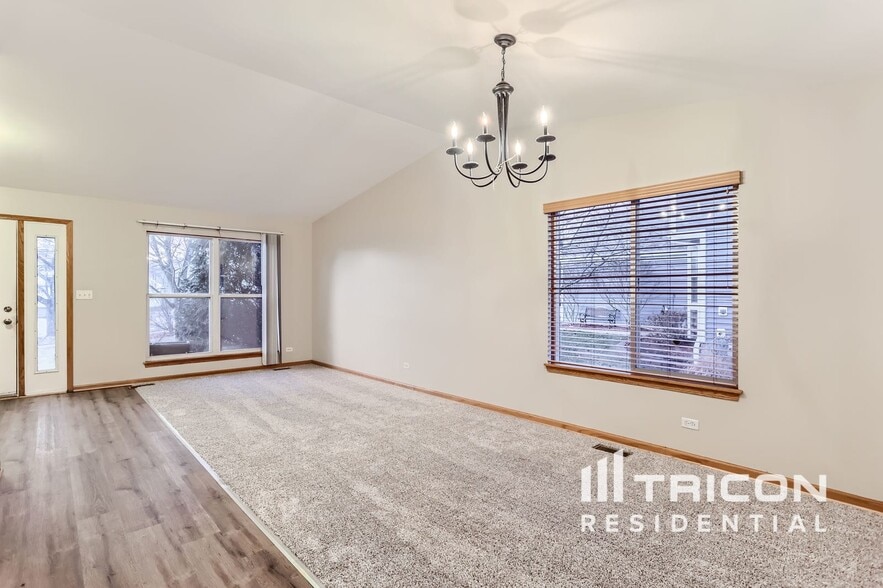 Building Photo - 924 Deer Trail Dr
