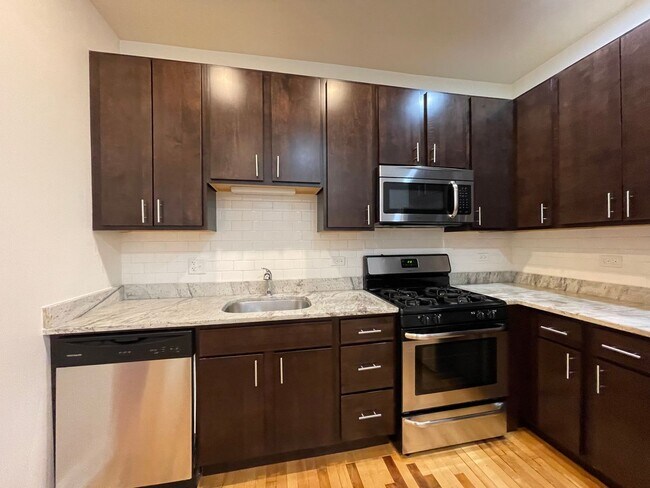 Building Photo - Lovely Renovated 1 BR In North Center