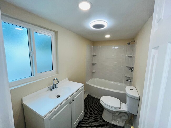 Building Photo - Remodeled 3 bedroom 2 Bath house