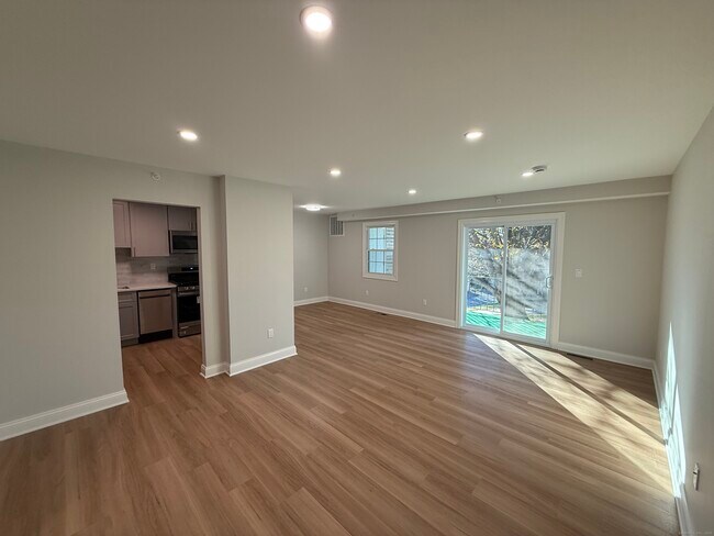 Building Photo - 50 Greenhouse Rd