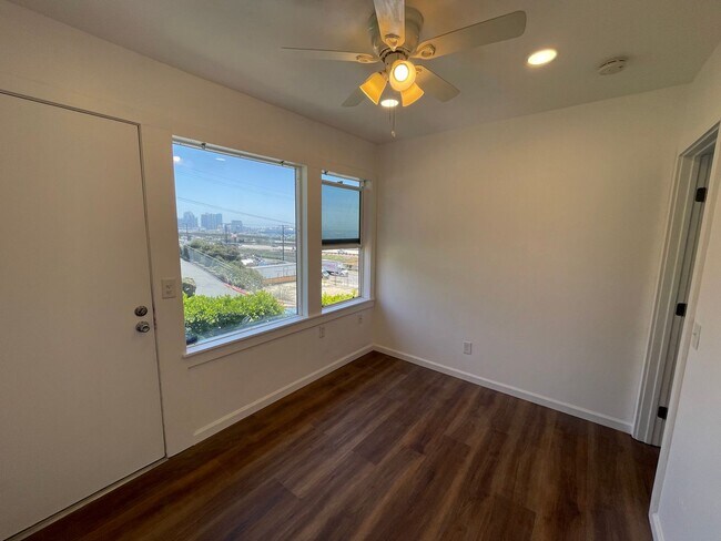 Building Photo - Remodeled 1BD in Mission Hills with Views of the San Diego Bay, Onsite Laundry, and Lots of Natur...